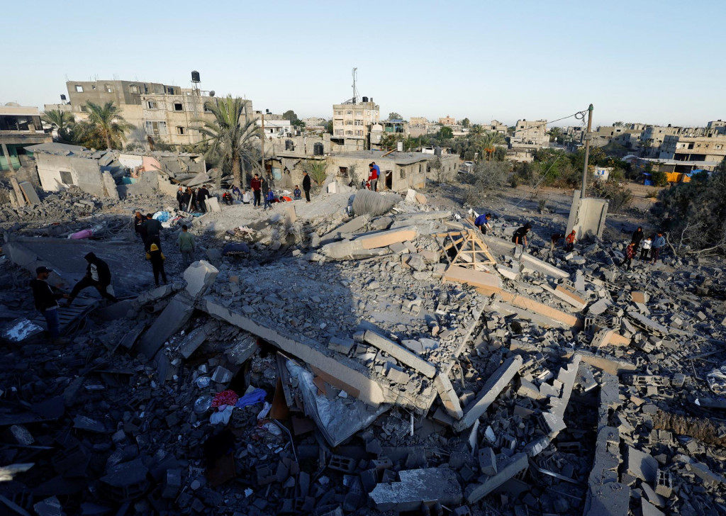 Palestínčania kontrolujú miesto izraelského útoku na dom v Chán Júnis v južnom pásme Gazy. FOTO: Reuters