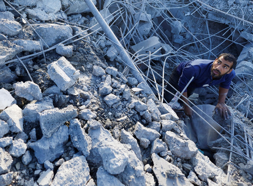 Miesto izraelského útoku na dom v Chán Júnise v južnom Pásme Gazy. FOTO: Reuters