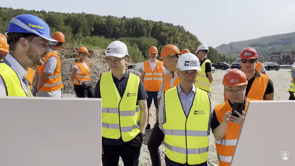 Číňania si prišli pozrieť, ako sa stavajú diaľnice na Slovensku. FOTO: Ministerstvo dopravy SR