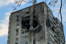 Pohľad na bytový dom poškodený počas útoku ruského bezpilotného lietadla uprostred ruského útoku na Ukrajinu v Kyjeve. FOTO: Reuters