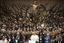 Pápež František pózuje s účastníkmi druhého zasadnutia 16. valného zhromaždenia biskupskej synody v aule Pavla VI. FOTO: TASR/AP