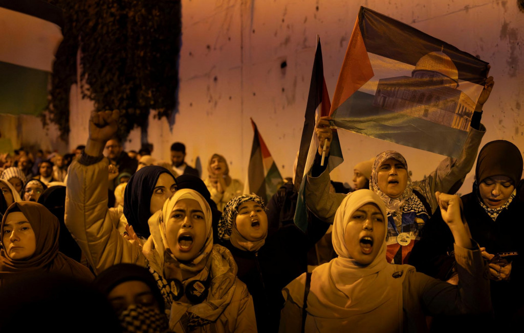 Demonštranti sa zúčastnili protestu na vyjadrenie podpory Palestínčanom v Gaze počas konfliktu medzi Izraelom a Hamasom pred americkým konzulátom v Istanbule. FOTO: Reuters