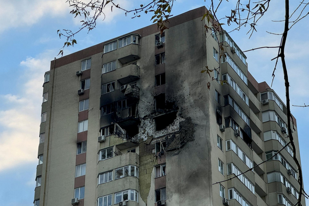 Pohľad na bytový dom poškodený počas útoku ruského bezpilotného lietadla uprostred ruského útoku na Ukrajinu v Kyjeve. FOTO: Reuters