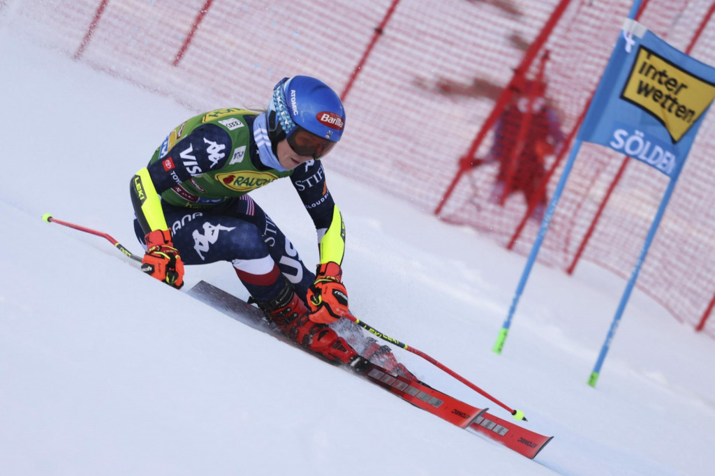 Američanka Mikaela Shiffrinová počas obrovského slalomu Svetového pohára žien v rakúskom Söldene. FOTO: TASR/AP