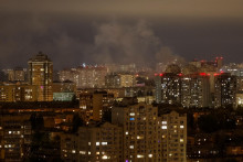 Pri ruskom útoku na Kyjev v sobotu zahynula jedna osoba a útok poškodil výškovú obytnú budovu. FOTO: REUTERS