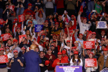 Attendees interact with Republican presidential nominee and former U.S. President Donald Trump at a campaign event, in State College, Pennsylvania, U.S., October 26, 2024. REUTERS/Hannah McKay FOTO: Hannah Mckay