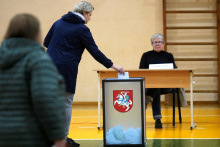 Nedeľné parlamentné voľby môžu viesť k zmene moci v krajine hraničiacej s Ruskom a jeho spojencom Bieloruskom. FOTO: REUTERS