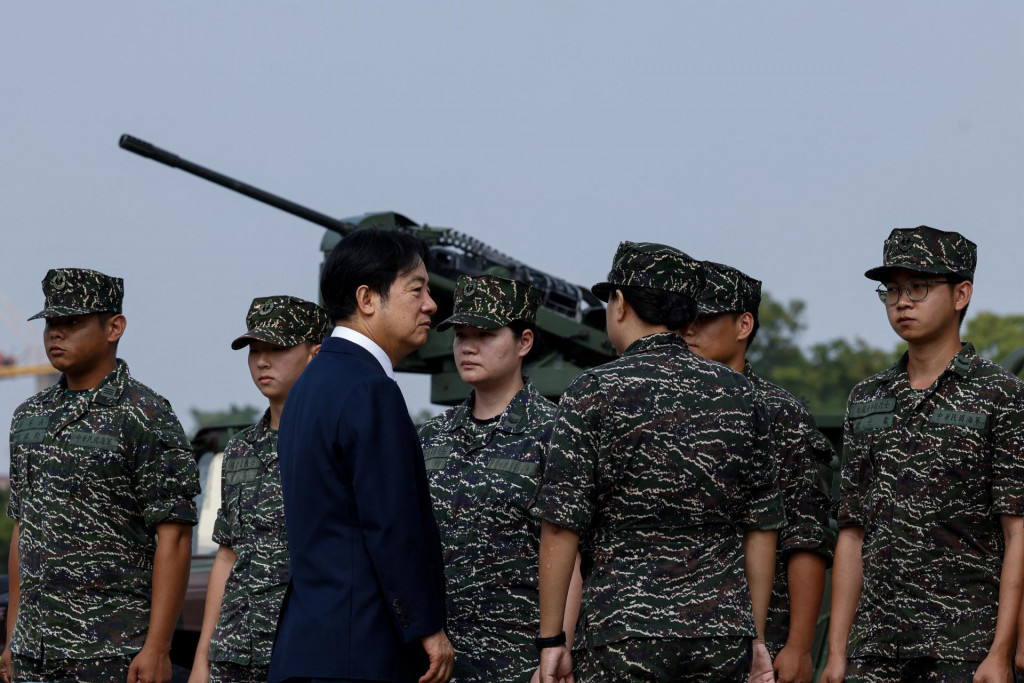 Taiwanský prezident Lai Ching-te navštívil vojenskú základňu v reakcii na nedávne čínske vojenské cvičenia v Taoyuan na Taiwane. FOTO: REUTERS