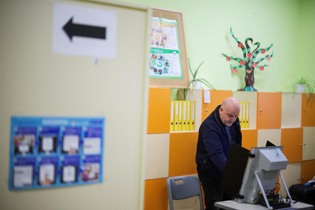 Muž hlasuje počas predčasných parlamentných volieb v Sofii v Bulharsku. FOTO: REUTERS