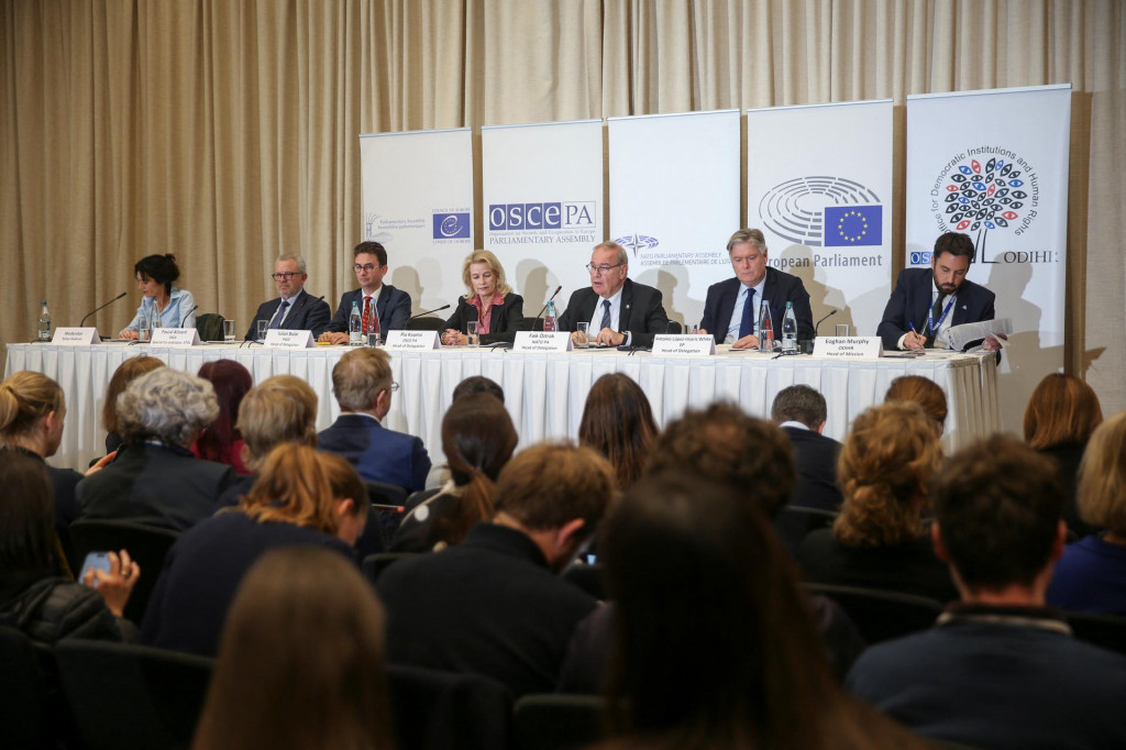 Pozorovatelia z Organizácie pre bezpečnosť a spoluprácu v Európe sa zúčastňujú na brífingu venovanom nedávnym gruzínskym parlamentným voľbám v Tbilisi. FOTO: REUTERS