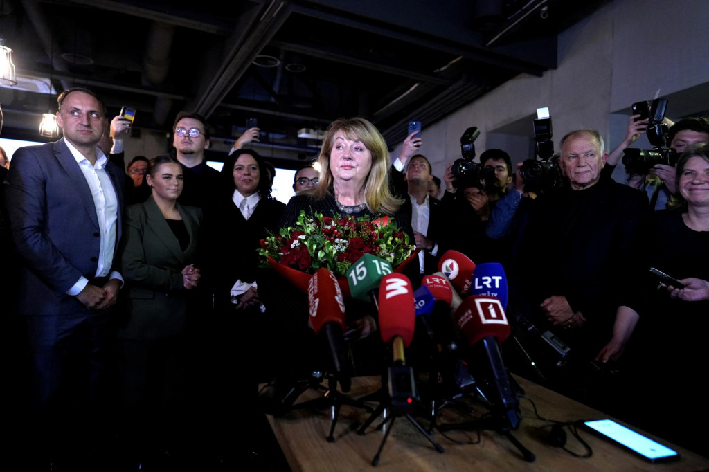 Líderka sociálnych demokratov Vilija Blinkeviciute s médiami po druhom kole všeobecných volieb v litovskom Vilniuse. FOTO: REUTERS