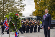 Prezident Peter Pellegrini kladie veniec k Pamätníku československej štátnosti pri príležitosti 106. výročia vzniku Československej republiky. FOTO TASR/Jakub Kotian