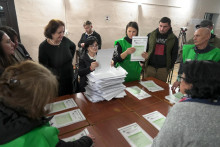 Členovia volebnej komisie sčítavajú hlasy vo volebnej miestnosti v Tbilisi po parlamentných voľbách v Gruzínsku. FOTO: TASR/AP