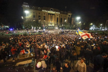 Demonštranti mávajú gruzínskymi a ukrajinskými vlajkami pred gruzínskom parlamentom. FOTO TASR/AP