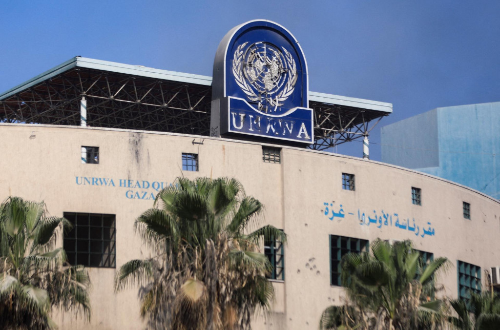 Poškodené logo UNRWA. Agentúra OSn známa aj pod označeným modré barety viac nebude môcť pôsobiť na území Izraela. FOTO: Reuters