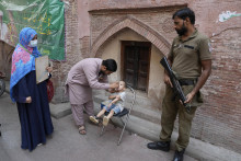 Zdravotníčka očkuje dieťa vakcínou proti detskej obrne v pakistanskom meste Láhaur. FOTO TASR/AP