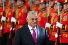 Maďarský premiér Viktor Orbán počas uvítacieho ceremoniálu v Tbilisi. FOTO: Reuters