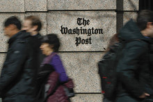 Ľudia prechádzajú okolo budovy One Franklin Square Building, v ktorej sídlia noviny Washington Post v centre Washingtonu. FOTO: TASR/AP