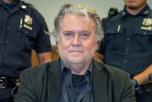 Bývalý hlavný stratég Bieleho domu amerického prezidenta Donalda Trumpa Steve Bannon na jeho obžalobe v New Yorku 8. septembra 2022. FOTO: Reuters