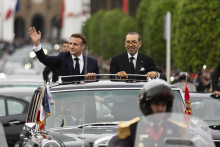 Marocký kráľ Mohammed VI. (vpravo) a francúzsky prezident Emmanuel Macron mávajú davu počas jeho oficiálnej návštevy v Maroku v hlavnom meste Rabat. FOTO: TASR/AP