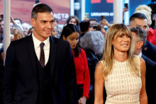 Španielsky premiér Pedro Sánchez s manželkou. FOTO: REUTERS