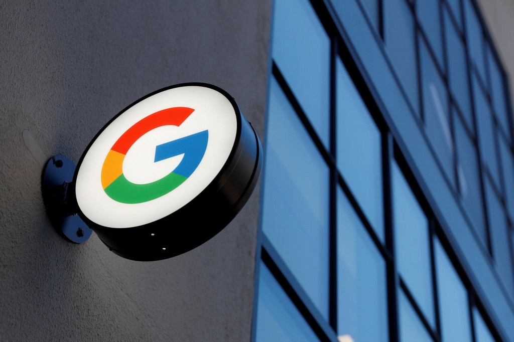 Logo spoločnosti Google nad vchodom do obchodu v štvrti Chelsea v New Yorku. FOTO: REUTERS