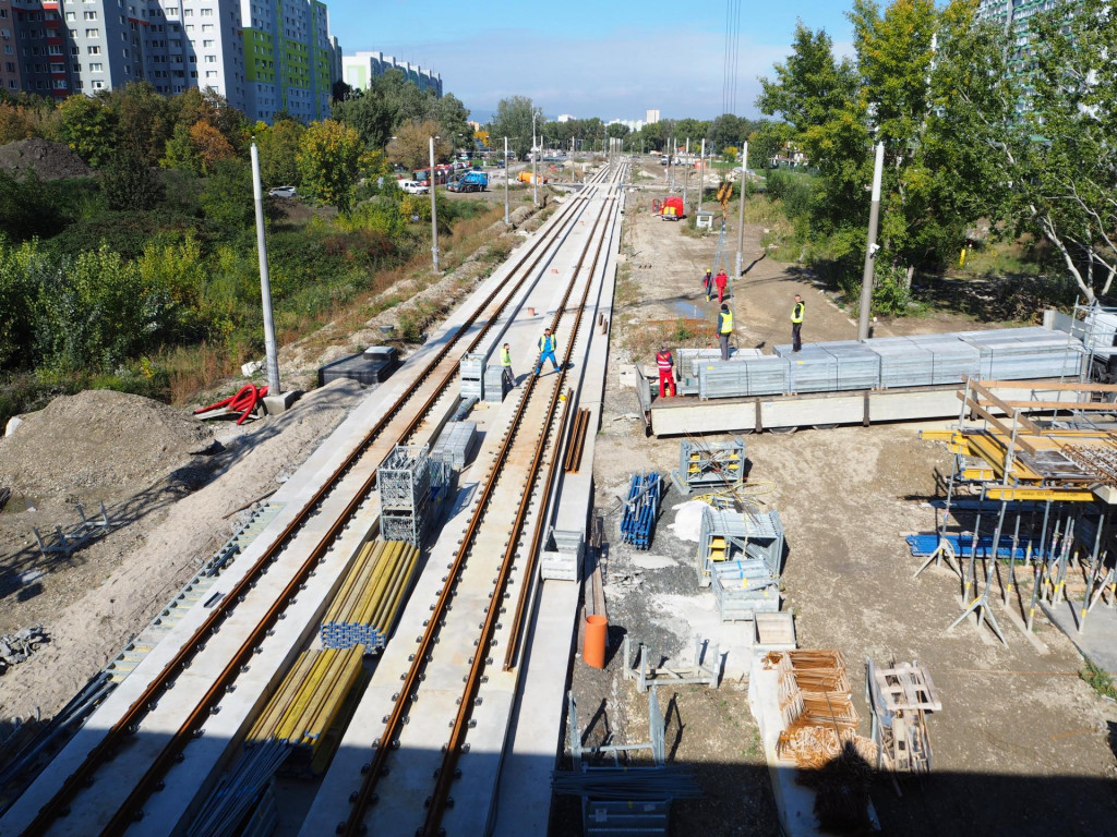 Pokračuje výstavba električkovej trate v bratislavskej mestskej časti Petržalka. FOTO: TASR/Miroslav Košírer