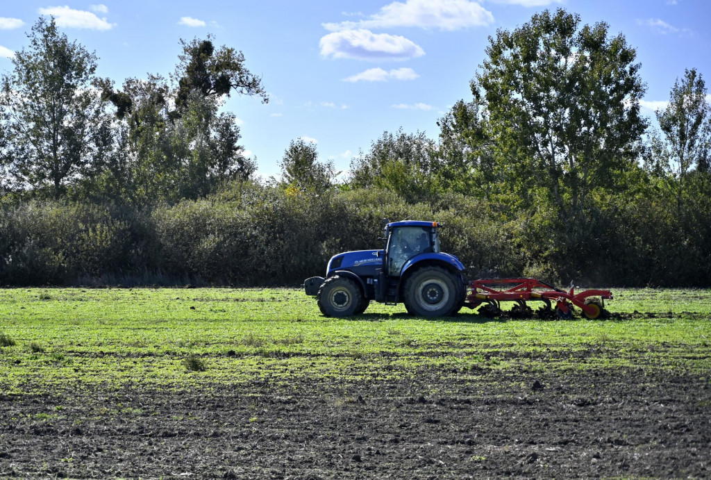 Traktor počas jesennej prípravy pôdy na poli pri obci Veľký Kamenec v okrese Trebišov. FOTO: TASR/Roman Hanc