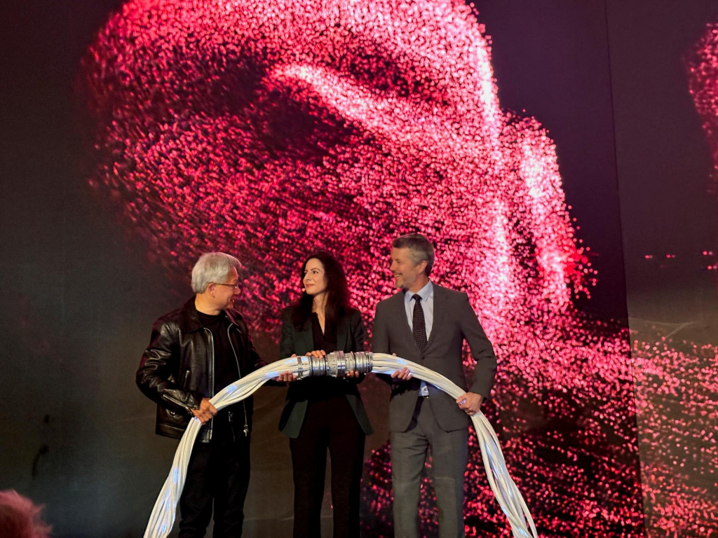 Gener&aacute;lny riaditeľ spoločnosti Nvidia Jensen Huang, gener&aacute;lna riaditeľka D&aacute;nskeho centra pre inov&aacute;cie v oblasti umelej inteligencie Nadia Carlstenov&aacute; a d&aacute;nsky kr&aacute;ľ Frederik sa z&uacute;častňuj&uacute; na spusten&iacute; superpoč&iacute;tača v Kodani. FOTO: Reuters