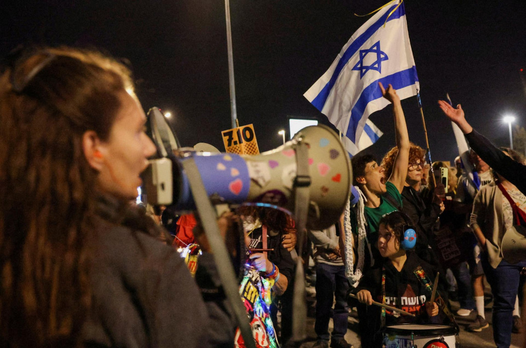 Príbuzní obetí a rukojemníkov v pondelok opäť naliehali na vládu, aby s hnutím Hamas dosiahla dohodu o prímerí vo vojne v Pásme Gazy výmenou za prepustenie rukojemníkov. FOTO: REUTERS