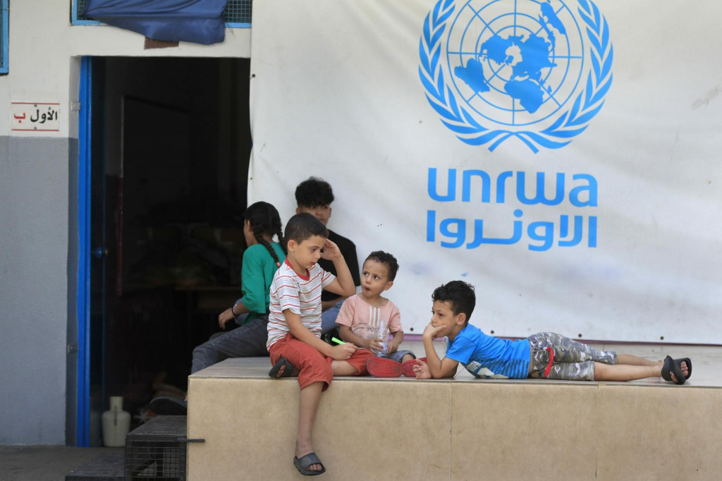 Palestínske deti, ktoré utiekli so svojimi rodičmi zo svojich domovov v palestínskom utečeneckom tábore Ein el-Hilweh, sa zhromažďujú na dvore školy UNRWA v Libanone. FOTO: TASR/AP