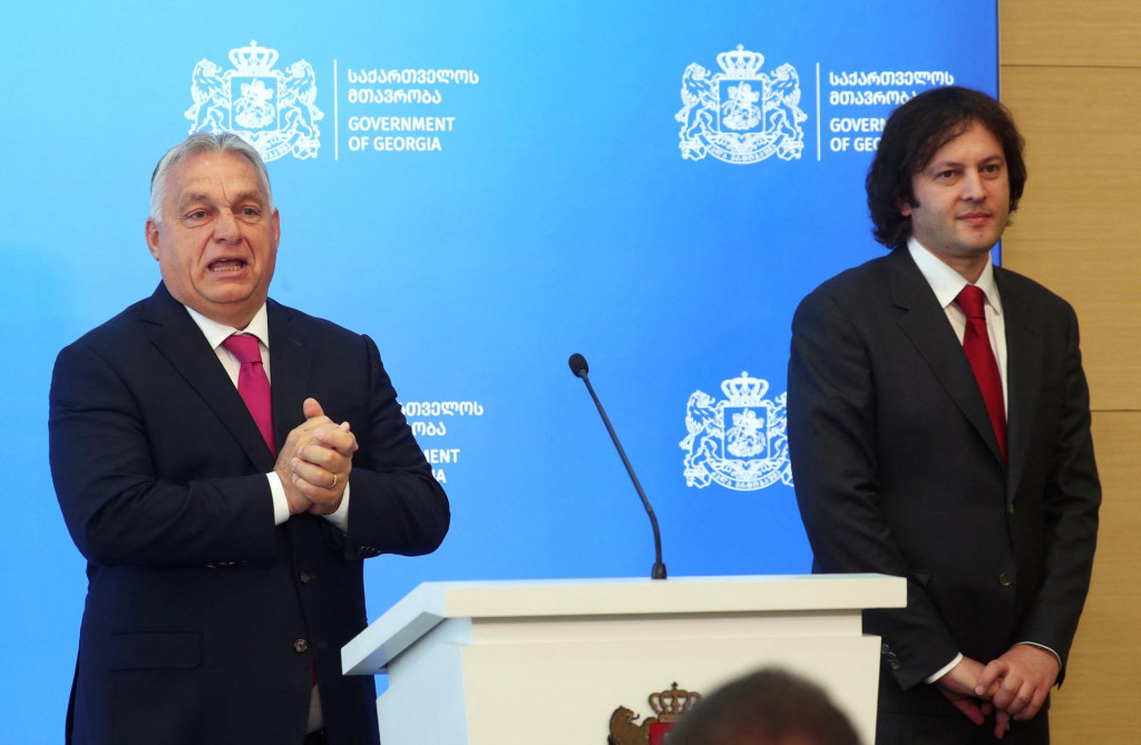 Maďarský premiér Viktor Orbán a gruzínsky premiér Irakli Kobachidze na spoločnej tlačovej konferencii v Tbilisi. FOTO: Reuters