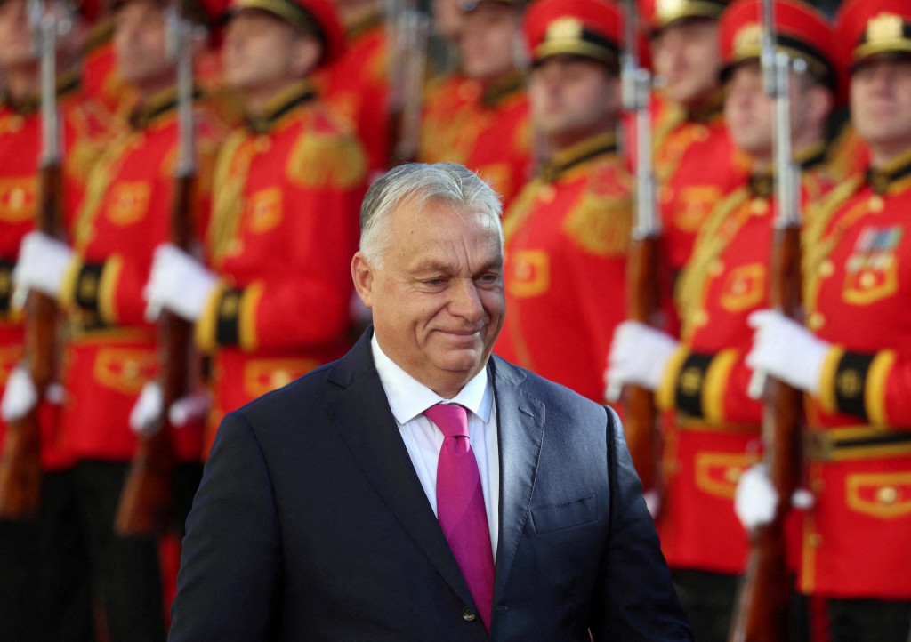 Maďarský premiér Viktor Orbán počas uvítacieho ceremoniálu v Tbilisi. FOTO: Reuters