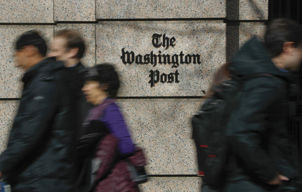 Ľudia prechádzajú okolo budovy One Franklin Square Building, v ktorej sídlia noviny Washington Post v centre Washingtonu. FOTO: TASR/AP