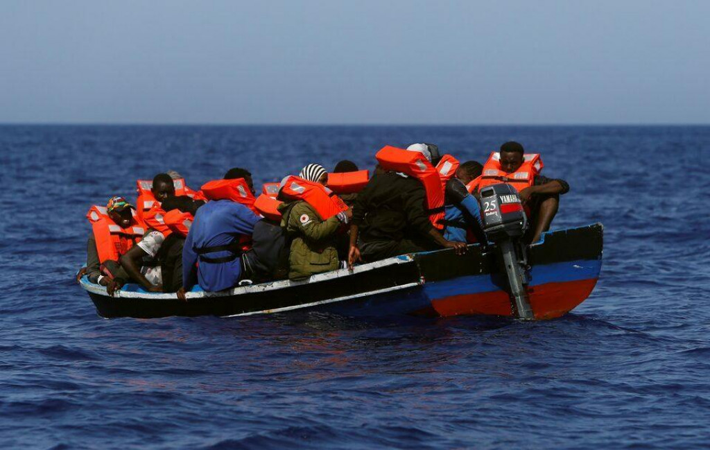 Migranti na lodi - ilustračná foto. FOTO: Reuters