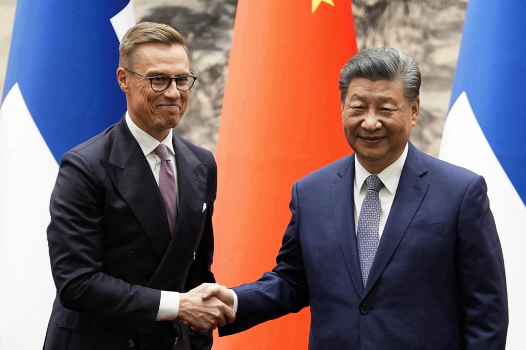 Čínsky prezident Si Ťin-pching (vpravo) a fínsky prezident Alexander Stubb si podávajú ruky počas slávnostného podpisu vo Veľkej ľudovej sále v Pekingu. FOTO: TASR/AP