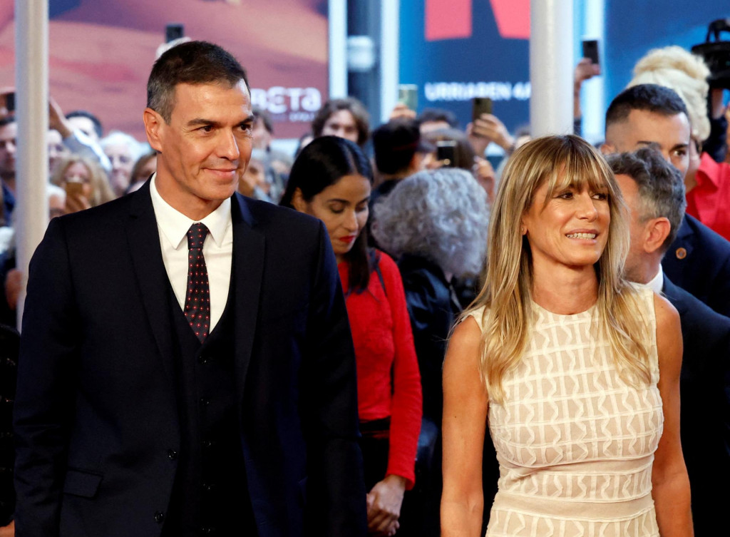 Španielsky premiér Pedro Sánchez s manželkou. FOTO: REUTERS