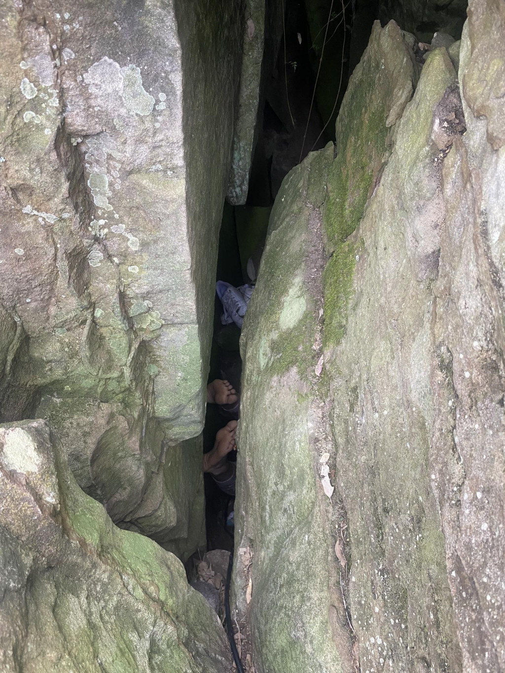 Fotografia zo záchrany Matildy Campbellovej, ktorá uviazla za nohy hlavou dolu v skalnej štrbine, keď sa snažila vyloviť svoj iPhone, ktorý jej vypadol z ruky. FOTO: NSW Ambulance