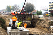 Protitanková stena, ktorá sa nachádza v trase predĺženia električkovej trate na ulici Jantárová cesta v bratislavskej mestskej časti Petržalka. FOTO: TASR/Miroslav Košírer