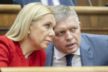 Na snímke premiér SR Robert Fico (Smer-SD) a podpredsedníčka vlády SR a ministerka hospodárstva SR Denisa Saková FOTO: TASR/M. Baumann