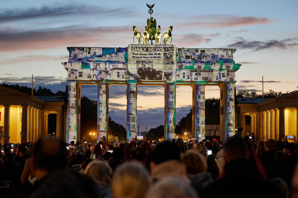 Brandenburgská brána počas 20. ročníka Festivalu svetiel v Berlíne. FOTO: TASR/DPA