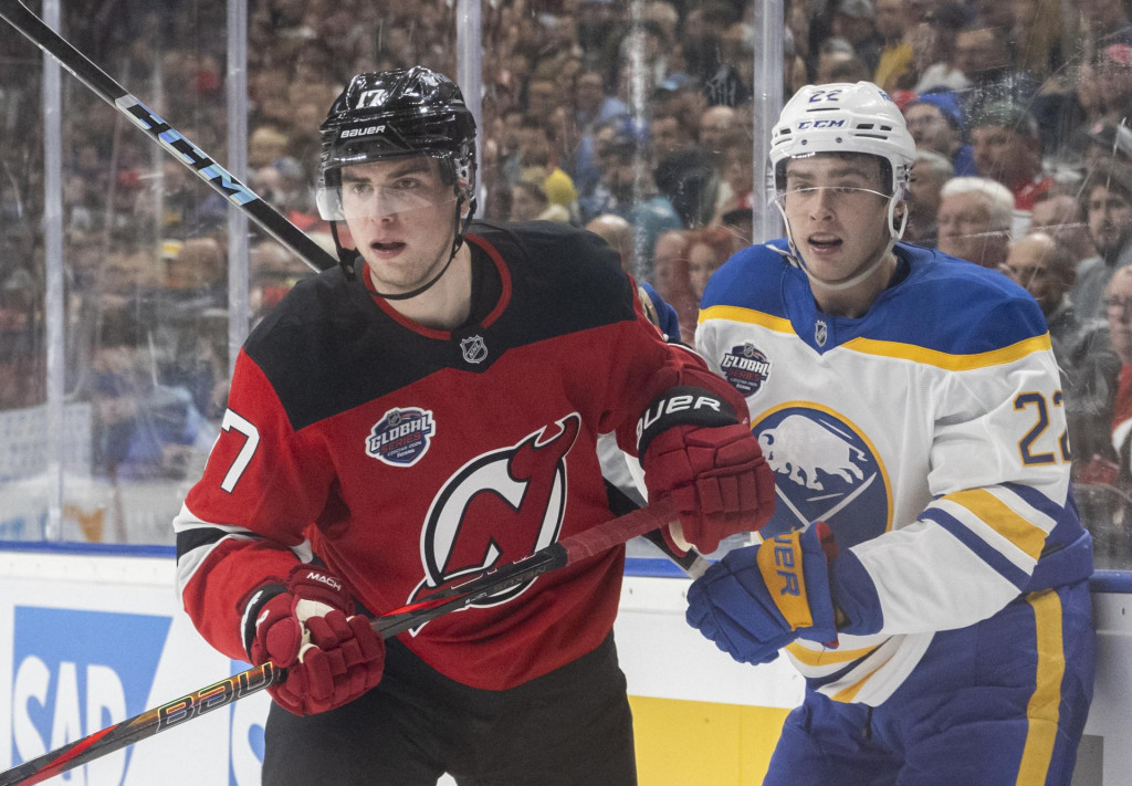 Šimon Nemec (vľavo) zatiaľ odohral v prebiehajúcom ročníku NHL deväť duelov za New Jersey Devils. FOTO: TASR/M. Baumann