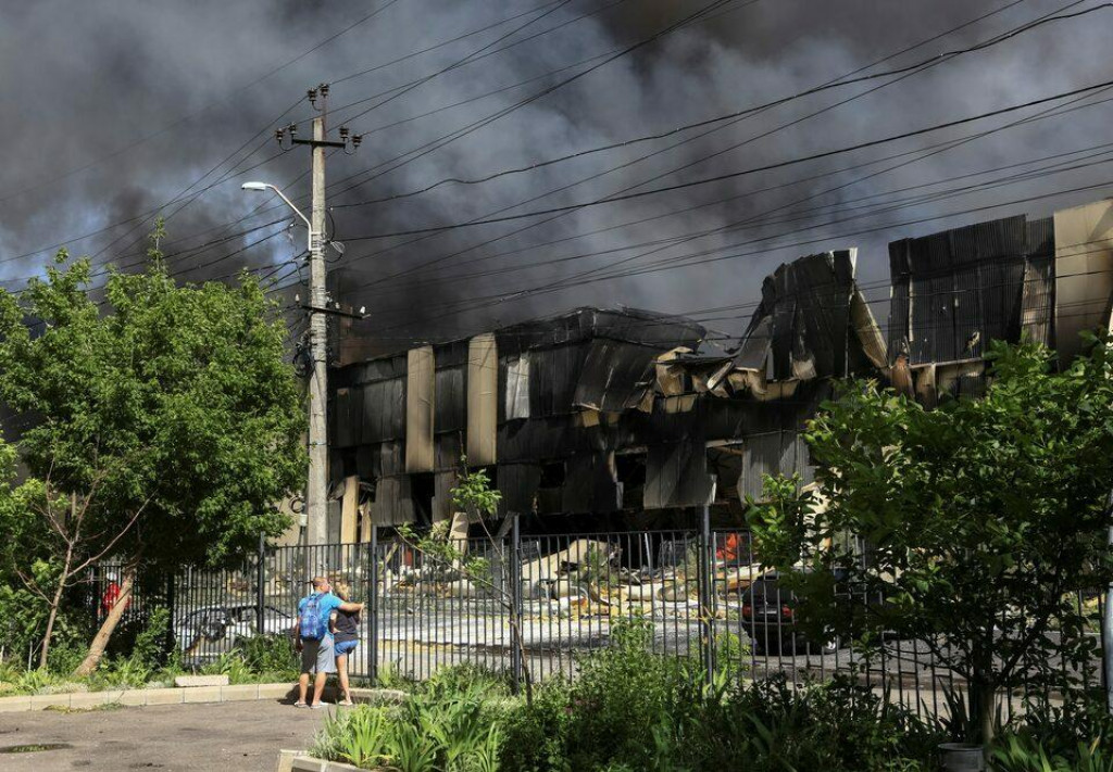 Miesto ruského raketového útoku uprostred ruského útoku na Ukrajinu v Odese. FOTO: Reuters