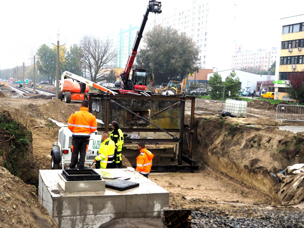 Protitanková stena, ktorá sa nachádza v trase predĺženia električkovej trate na ulici Jantárová cesta v bratislavskej mestskej časti Petržalka. FOTO: TASR/Miroslav Košírer