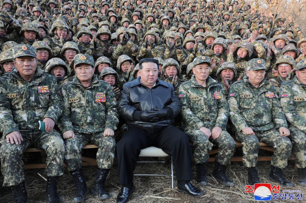 Severokórejský vodca Kim Čong-un pózuje s vojakmi. FOTO: Reuters