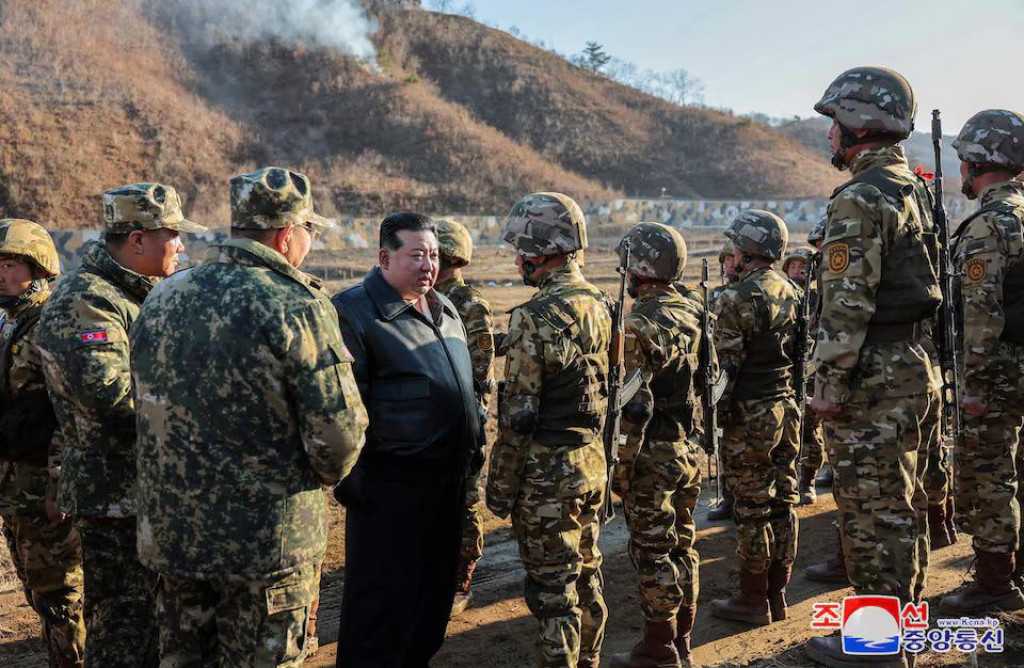 Pchjongjang v posledných rokoch utužil vojenské vzťahy s Moskvou. FOTO: Reuters