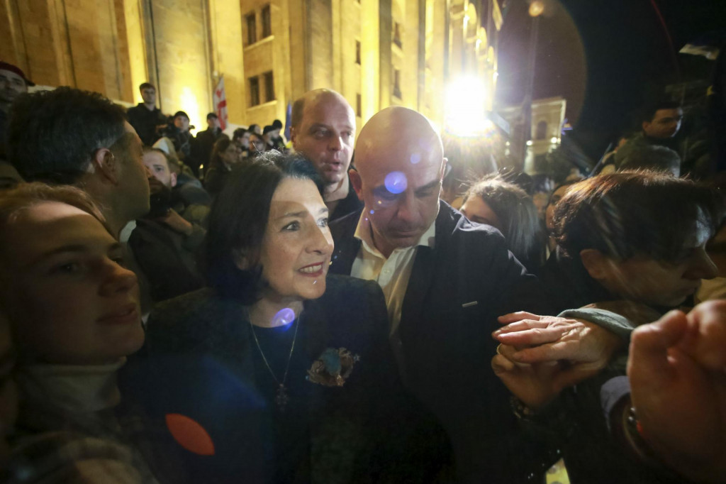 Gruzínsku prezidentku Salome Zurabišviliovú vítajú jej priaznivci na opozičnom proteste v Tbilisi. FOTO: TASR/AP