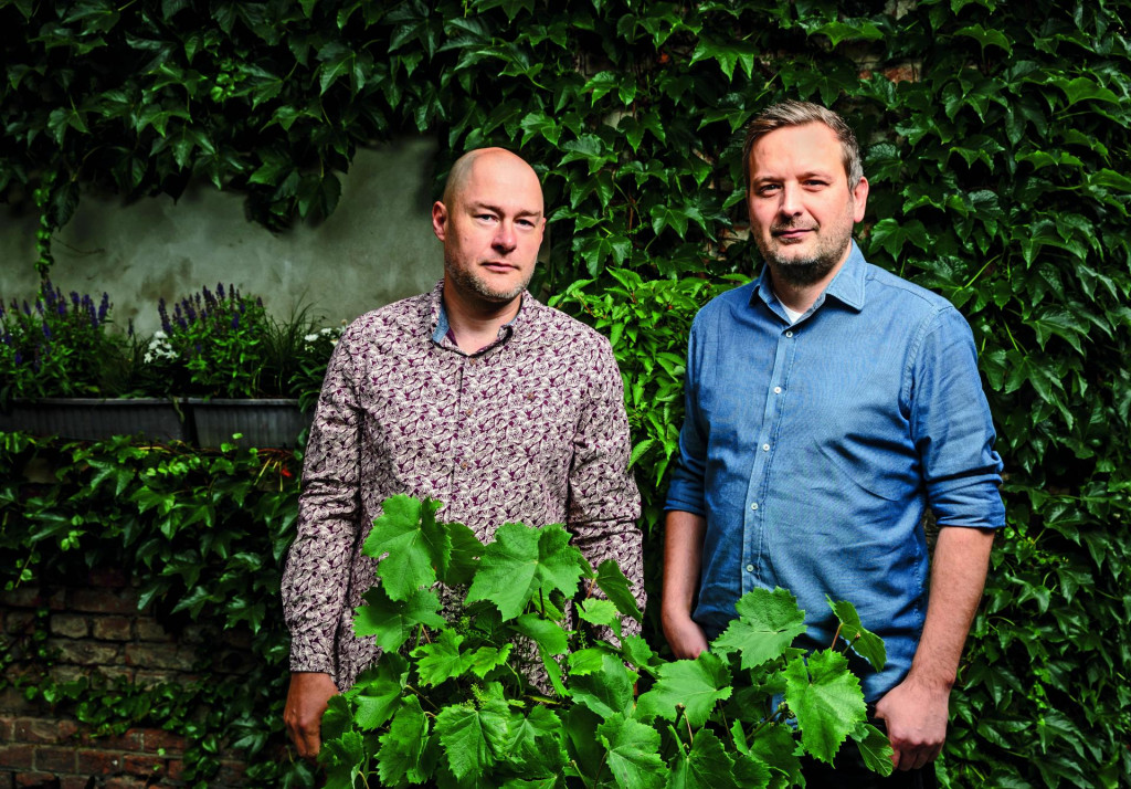 Ivan Sobička (modrá košeľa) + Vojtěch Domlátil, autori knihy Jeho Vista, rozhovor TÉMA. FOTO: MAFRA - Petr Topič