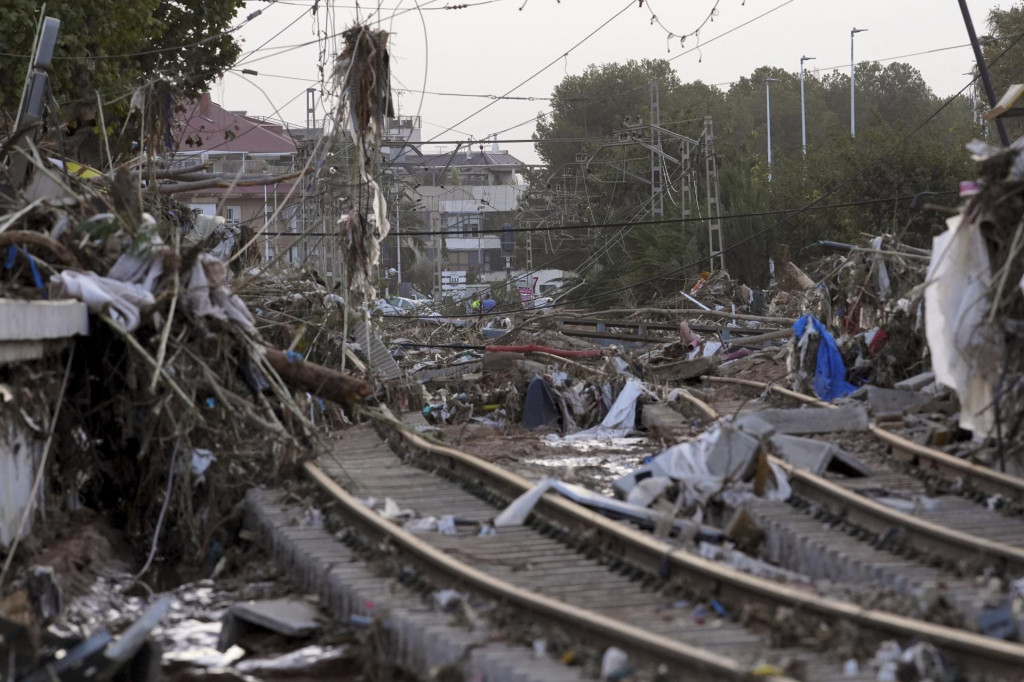 Poškodené vlakové trate po záplavách neďaleko Valencie. FOTO: TASR/AP