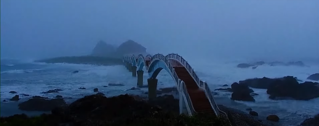 B&uacute;rka pri pobrež&iacute; Taiwanu. FOTO: YouTube/CNN-News18